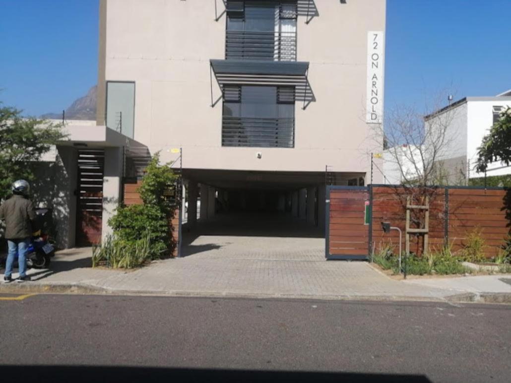 Unit 17 , 72 On Arnold Street Two Bedroom Flat *